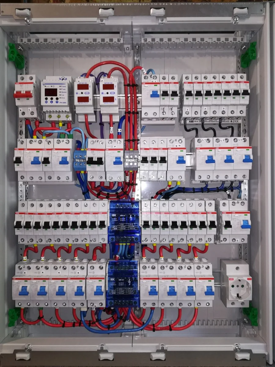 установка электрощитка в частном доме